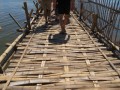 Ponte di bamboo verso l'isola di Koh Pen